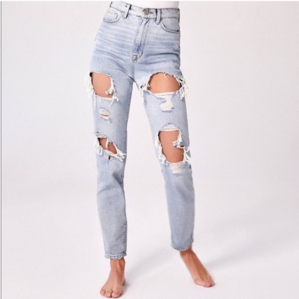BDG Mom High Rise Destroyed Light Wash Ripped Jean Size 28